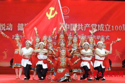 藏了31年!原来她就是“戏骨”何政军妻子,难怪当年拒绝巩俐示爱